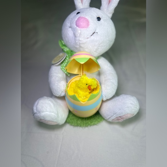 Hallmark Rockin Rabbit Easter bunny musical animated spring chick plush - Picture 4 of 4
